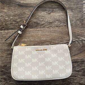 • Michael Kors White Shoulder Bag